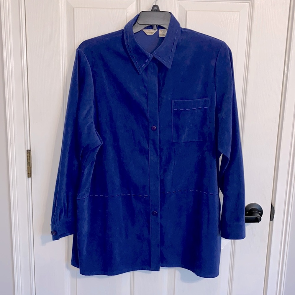 Ladies Top, Button Down with stretch. Suede feel Machine washable EUC
